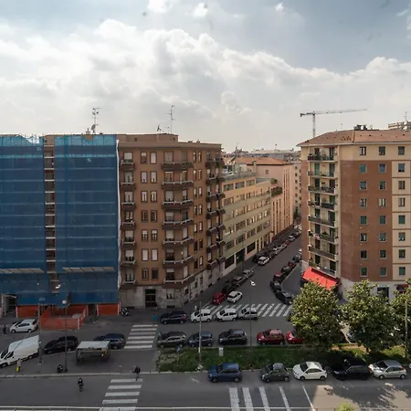 Front Metro Lucania Apartment *