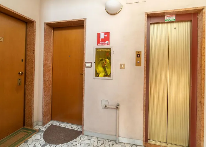 Front Metro Lucania Apartment *