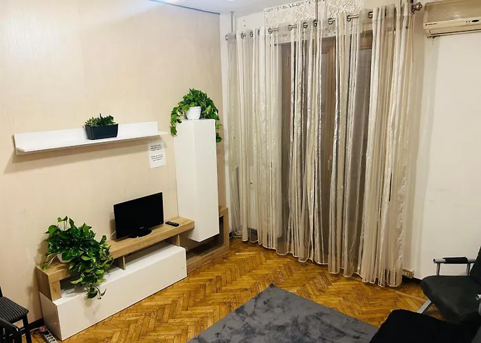 Apartment Front Metro Lucania